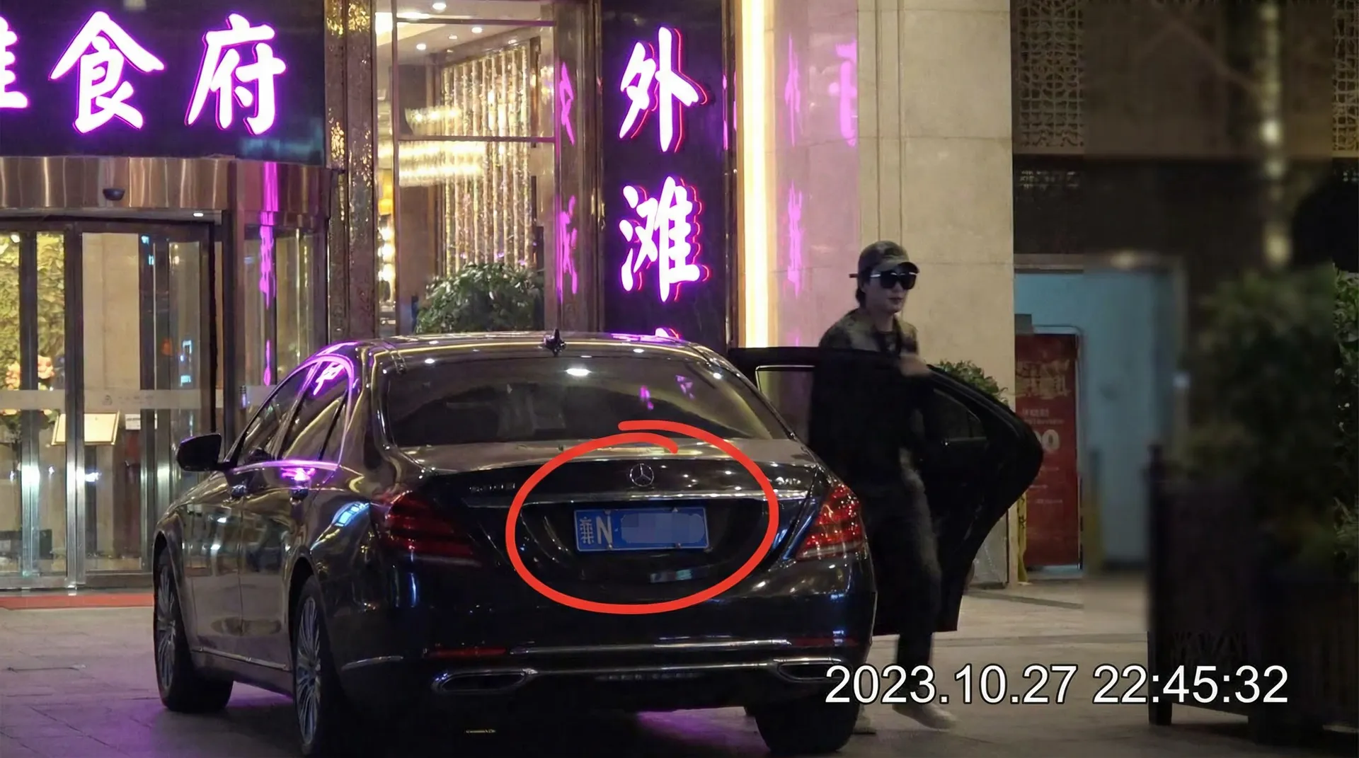 beat365体育官网 - 豪车餐厅外被拍
